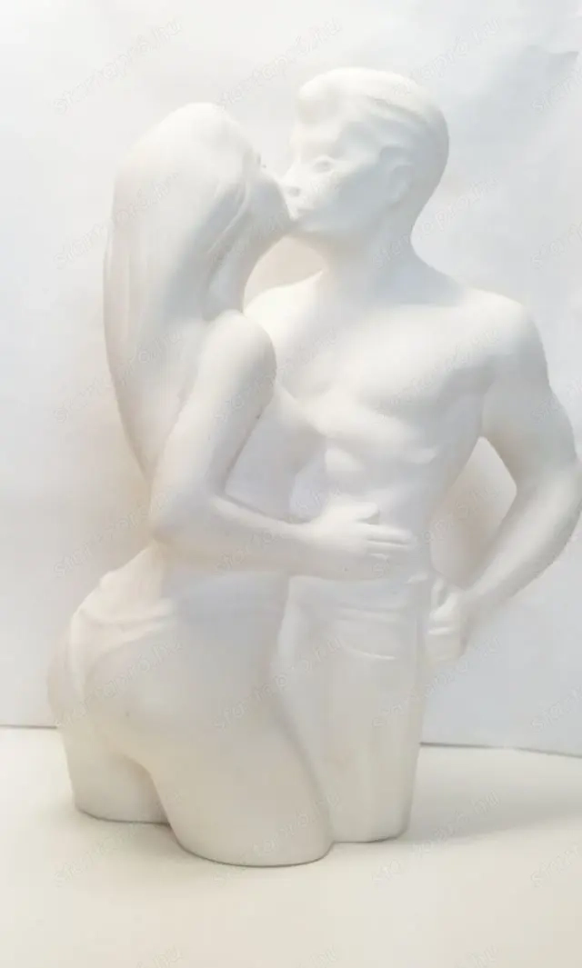 Szerelmi izzás. Világhy Árpád szobrász-keramikus alkotása rusztikus máz nélküli porcelán szobor