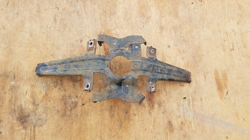 Aprilia Scarabeo 500 első sárvédő tartó keret