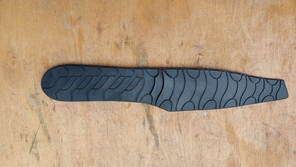 Malaguti Madison K 400 gumiszőnyeg jobbos sérült