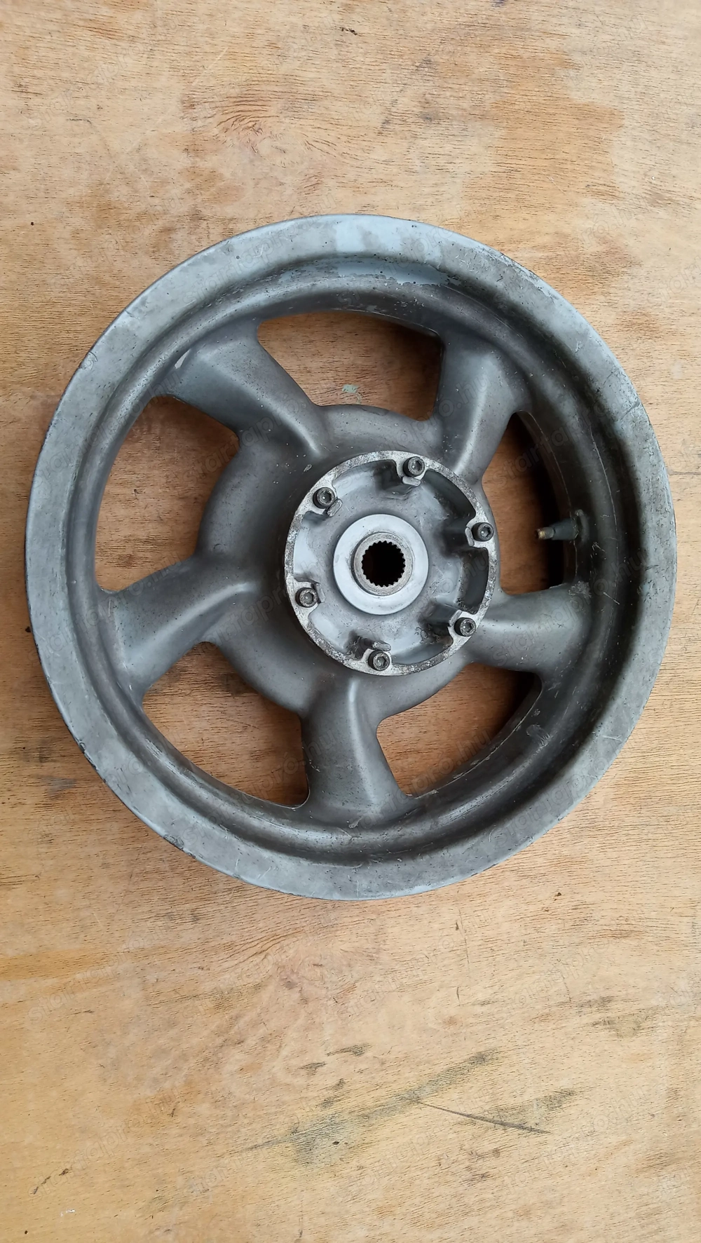 Malaguti Madison K 400 hátsó felni