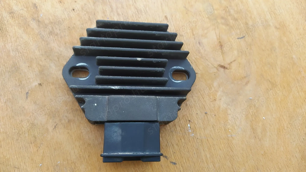 Piaggio x9 250 (honda blokkos) feszültségszabályzó