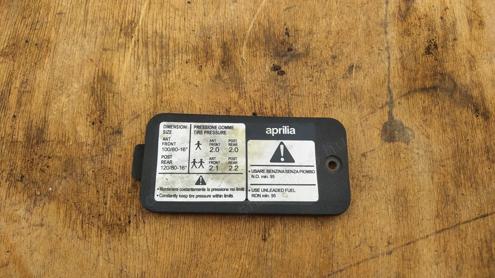 Aprilia scarabeo light 125 - 200 karburátoros szervízfedél sisaktartóba
