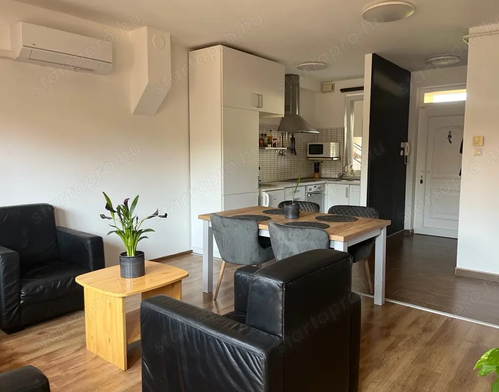 Monor központi részén földszinti, 72 m2-es, 3 szoba+nappalis erkélyes lakás, saját parkolóval