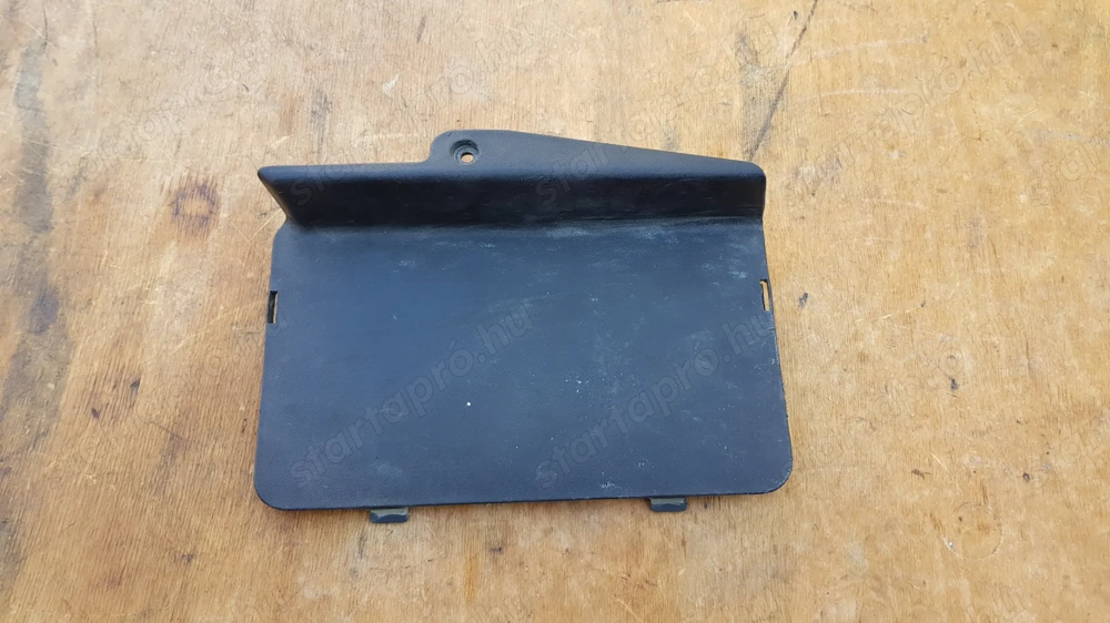 Honda Foresight 250 szervízfedél sisaktartóba