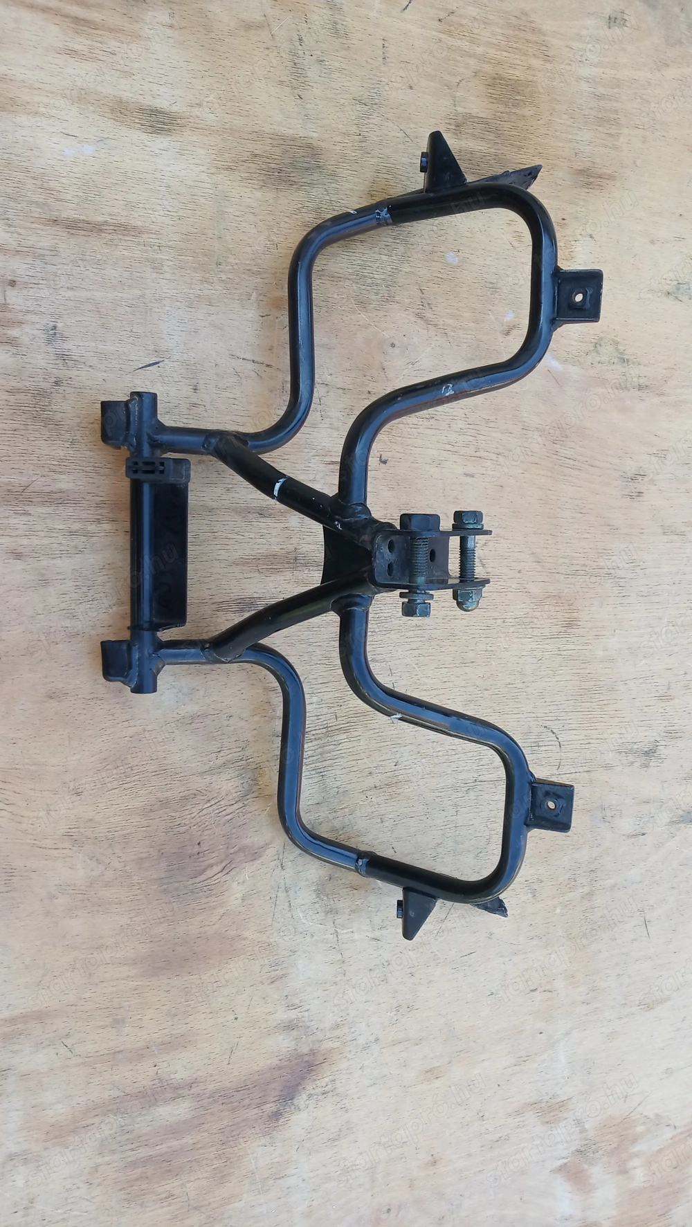 Suzuki Burgman 250 - 400 első idom tartó konzol