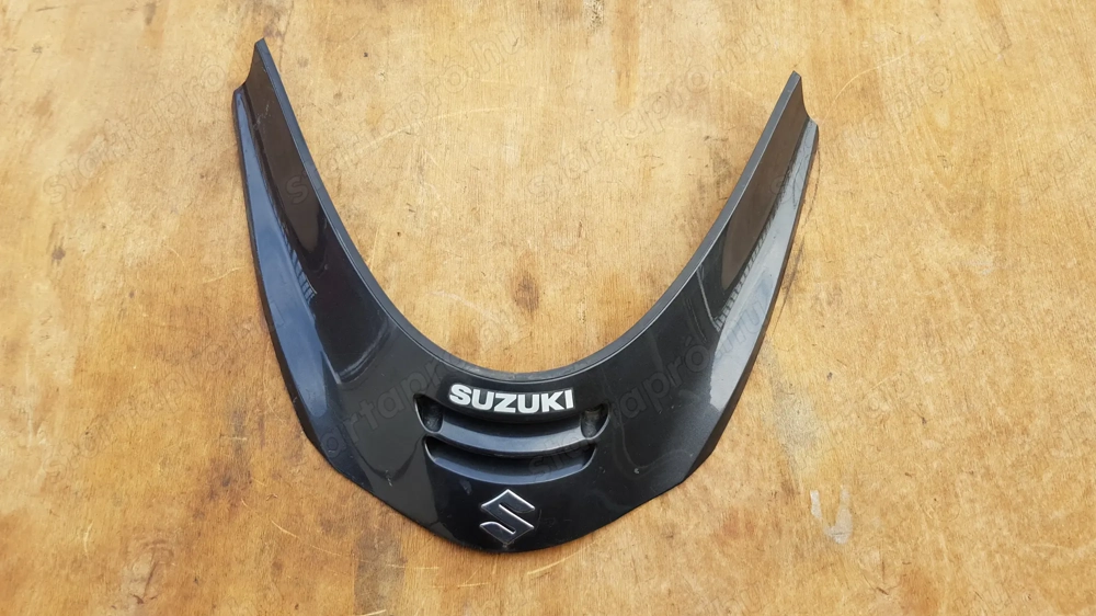 Suzuki Burgman 250 - 400 első idom betét sérült