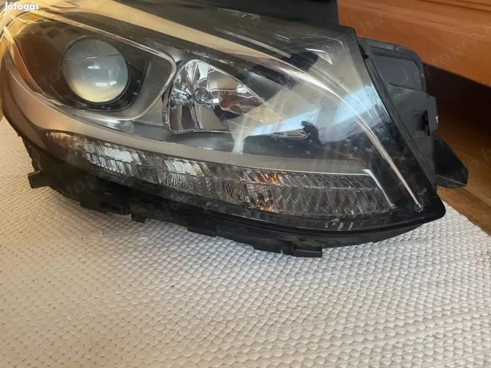 Mercedes ML jobb fényszóró A166 820 14 59 Egy füle javítva lett! hibátlan! Posta megoldható