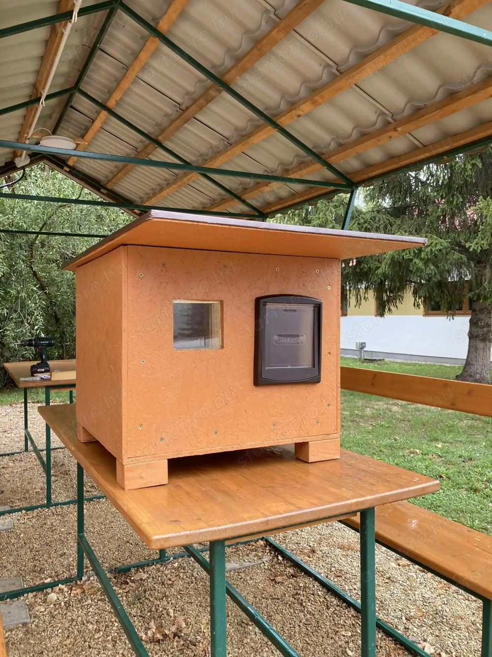 Kutya-macska kültéri házikó