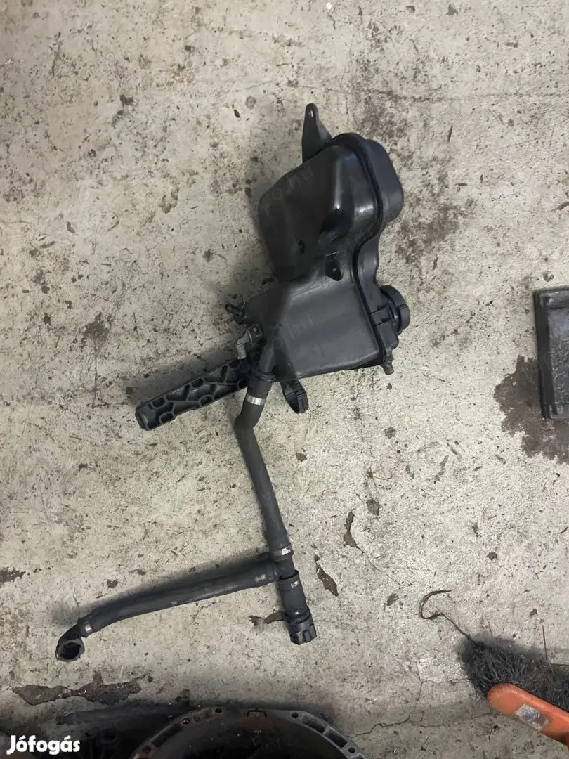 BMW E60 17 13 7 800 293 01 kiegyenlítő tartály posta megoldható