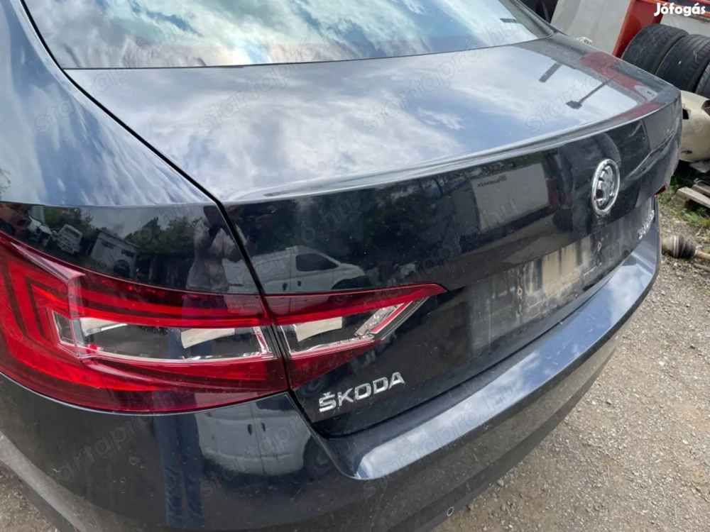 Skoda Superb III jobbos első hátsó ajtó és külön csomagtér ajtó hibátlan 2015-től