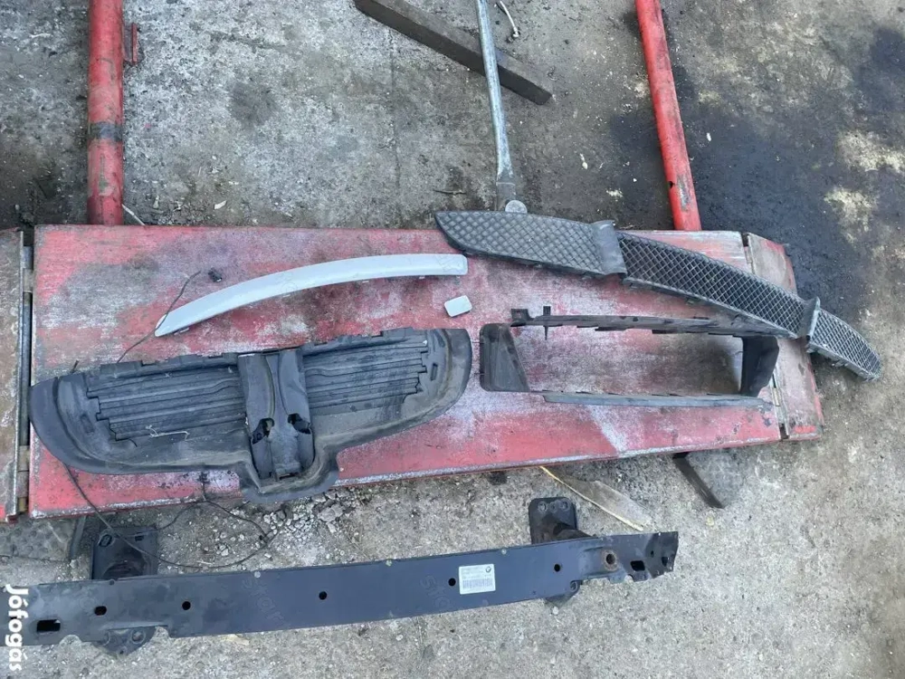 Bmw 118D 1-es széria E87 eleje alkatrészek Maszk, merevítő, rács, vonó-szemtakaró,  stb ami a képen 