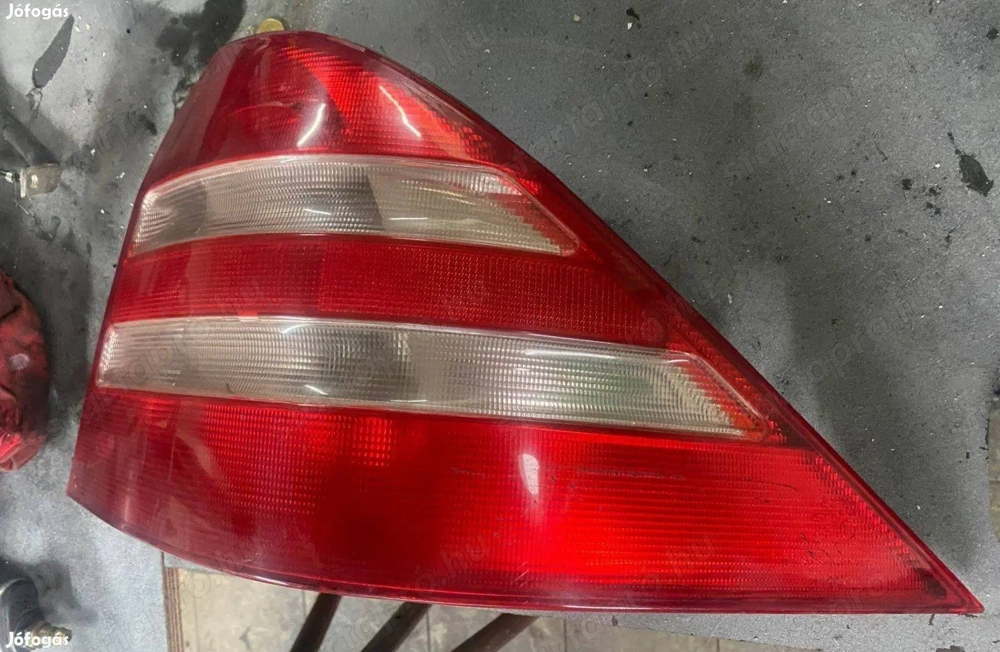 Mercedes w220 bal hátsó lámpa kis hibával fotózva karc van rajta, betörve nincs nem ázik be! 