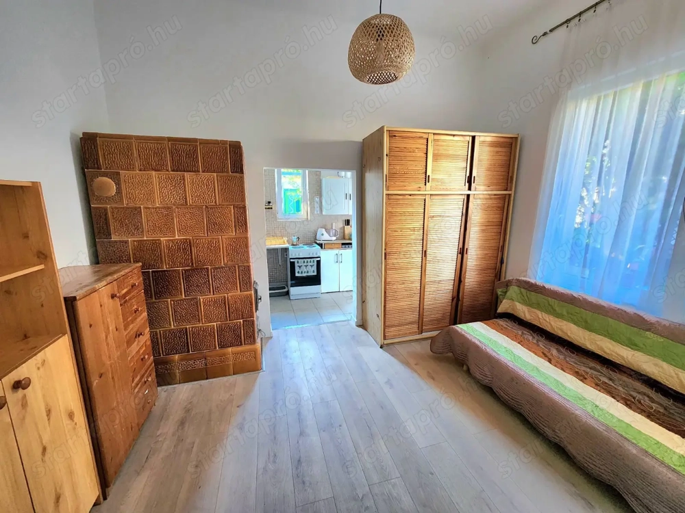 Eladó különleges, kertkapcsolatos lakás rengeteg extrával a XV. kerületben.