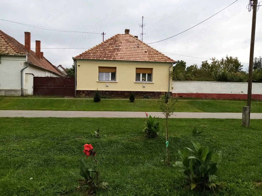 Gyönyörű helyen Veszprém megyeben Bakonyságon eladó tégla építésű jó állapotú családi ház tulajtól..