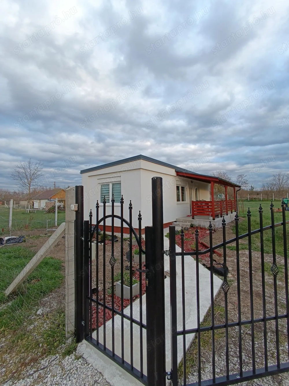 Eladó építési telkek , mobilhazzal Fonyodhoz par kilometerre l!