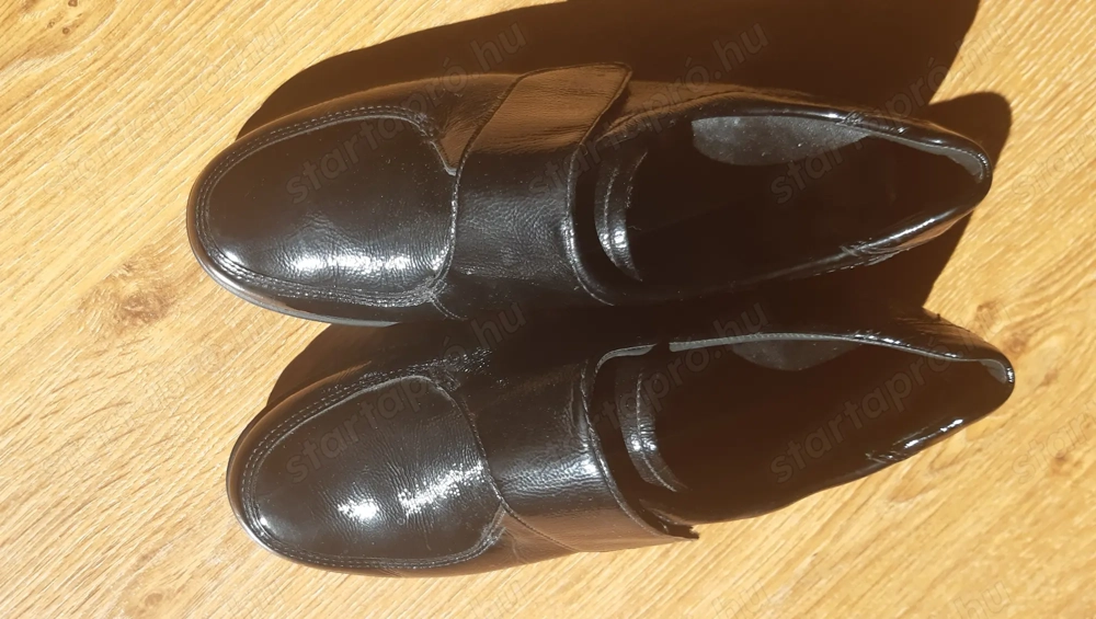 AKCIÓ! Tépőzáras, kényelmes, fekete színű, cipő, eladó.