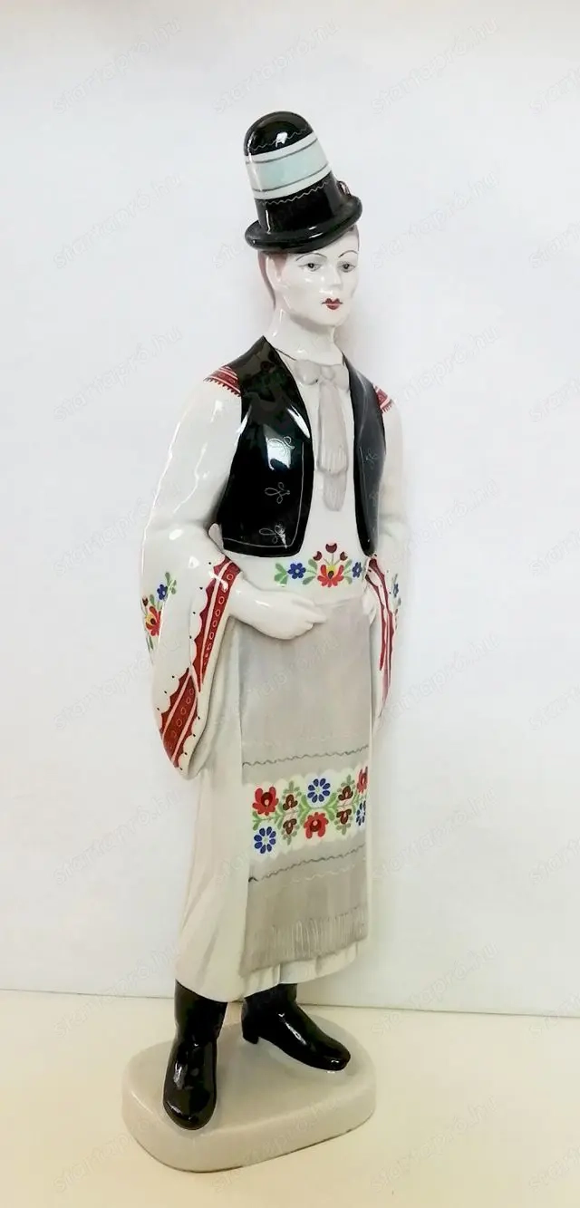 Népviseltbe öltözött hímzett ruhás kalapos legényke. Hollóházi porcelán figura antik jelzéssel