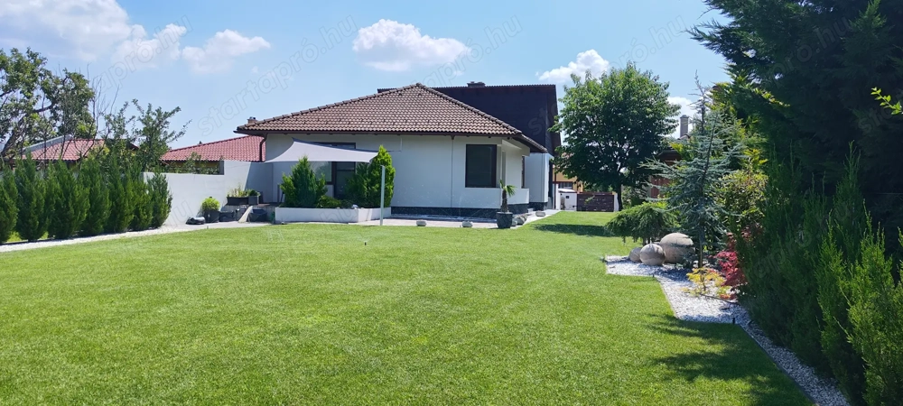 Eladó tágas és modern családi ház Győrszentiván csendes utcájában