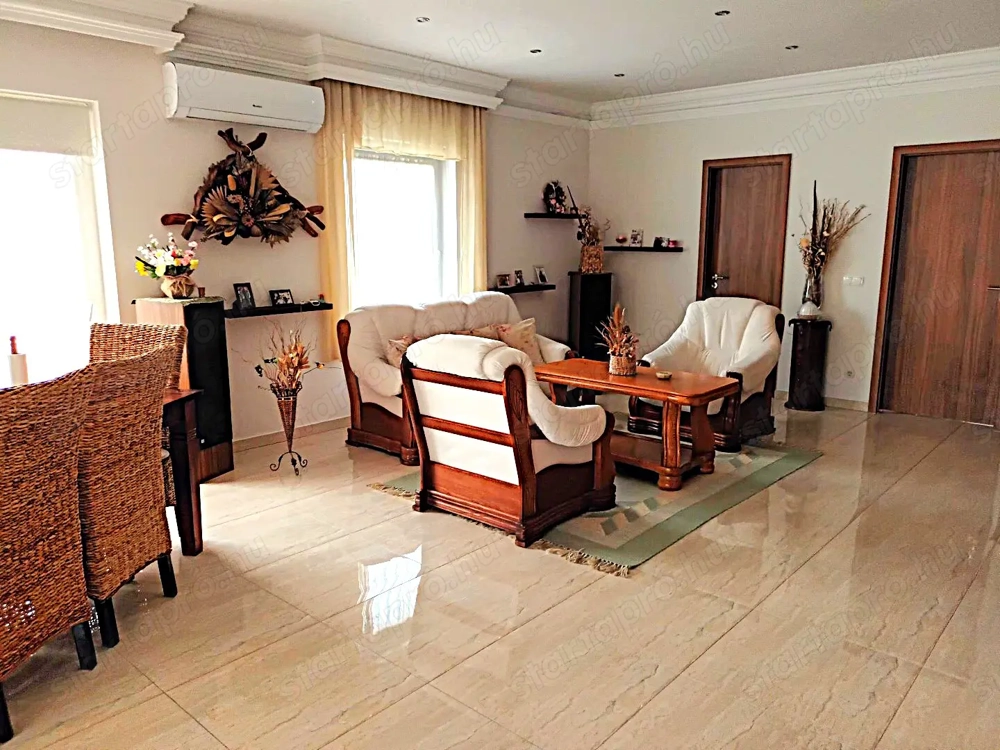 Pannonhalmán, csendes, exkluzív lakóparkban eladó egy közel rezsimentes családi ház, gondozott kertt