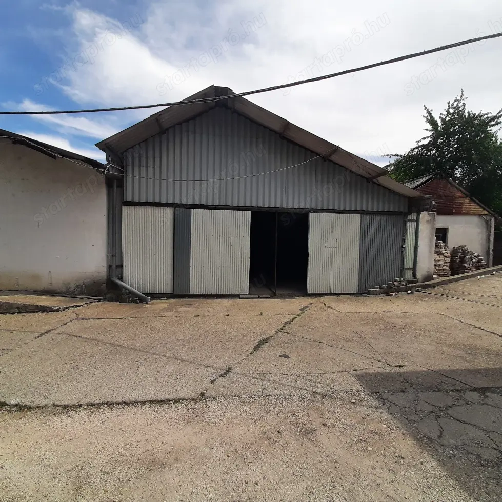 Bécsi úton kereskedőház udvarán hideg raktár kiadó!