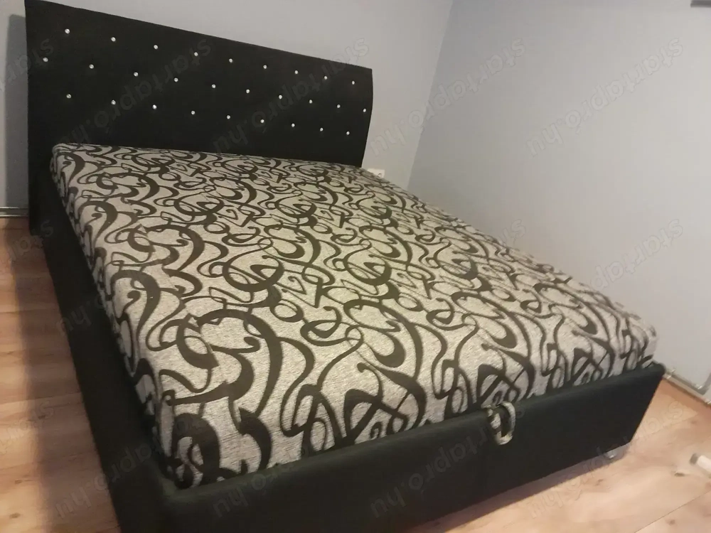  Fekete kárpittal, csillag, alig használt ,luxus francia ágy 200x160 , ágyneműtartóval, eladó!