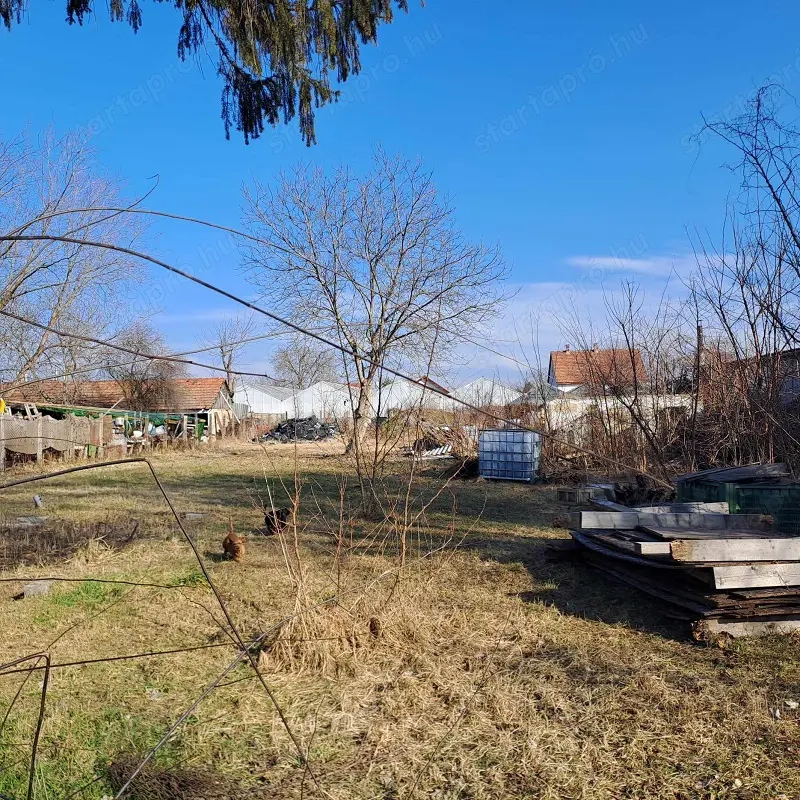 Monor kertvárosi részén 1335 m2-es, összközműves, bekerített, építési telek