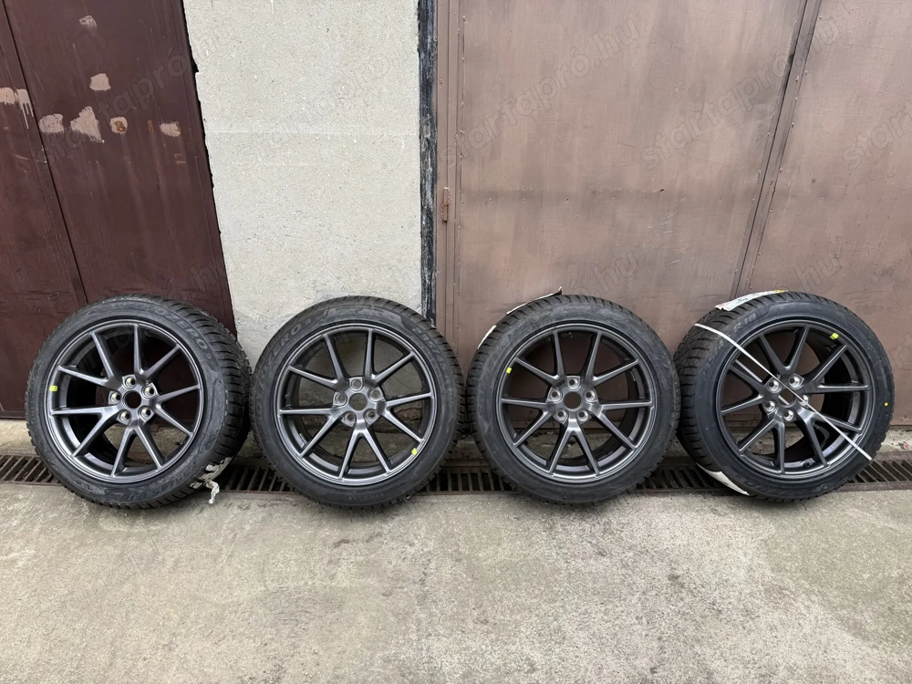 Téli Tesla Model 3 Aero 18 gyári kerék Pirelli Sottozero 3 235 45R18
