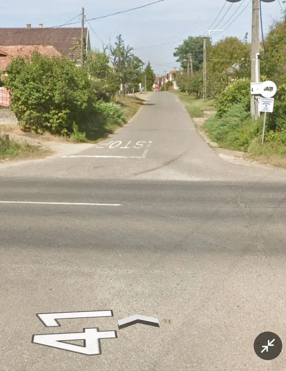 Eladó telek kertvárosias ( Lke) lakóterület besorolással.