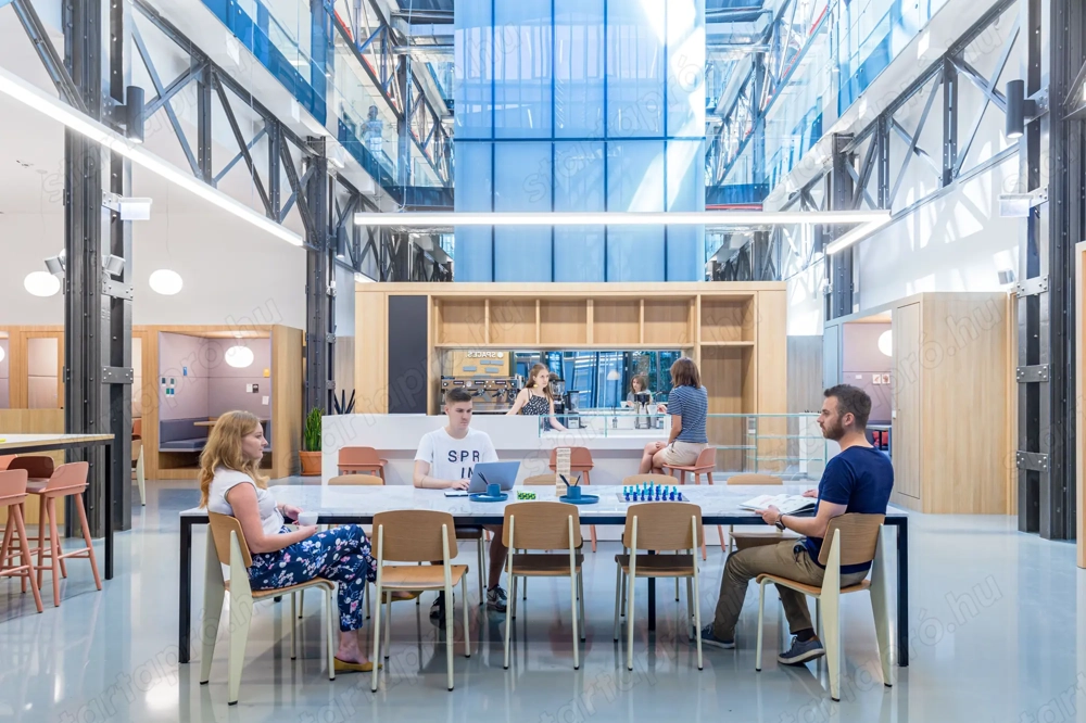 A munkahelyed növekedését támogató irodahelyiségek, szolgáltatások és támogatás Spaces White House