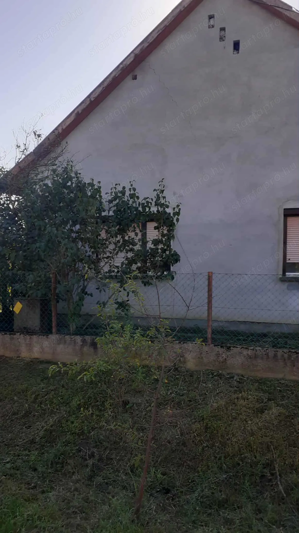 Családi ház eladó melléképületekkel 