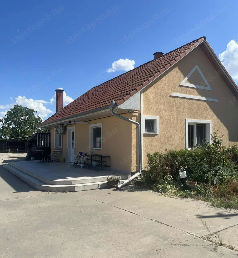 Kiskunhalas Olajbányász utcában felújított 2 szobás kertes ház eladó!