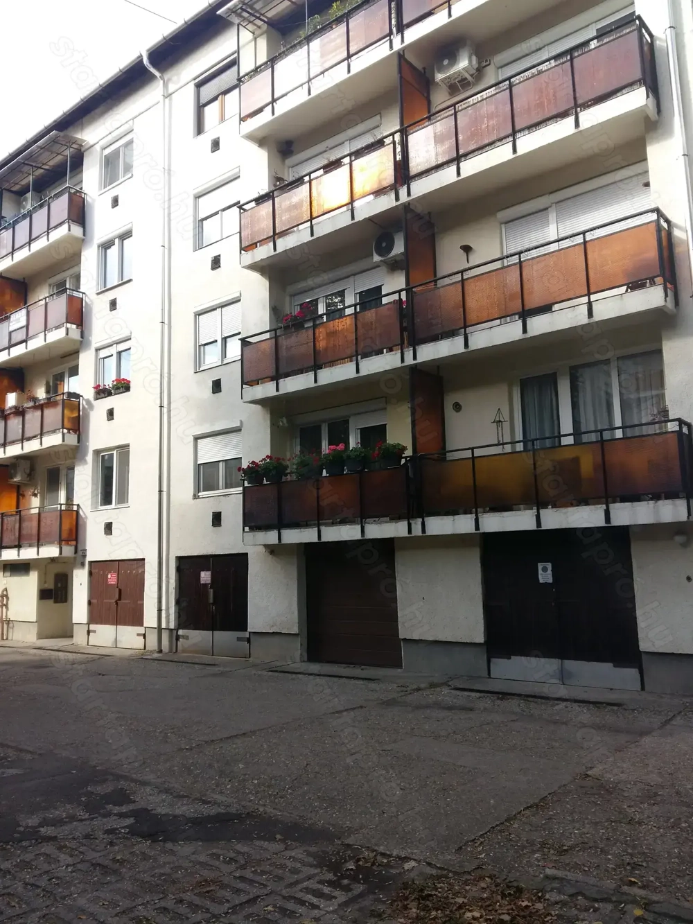 Háromszobás erkélyes lakás a Rózsa Károly utcában.