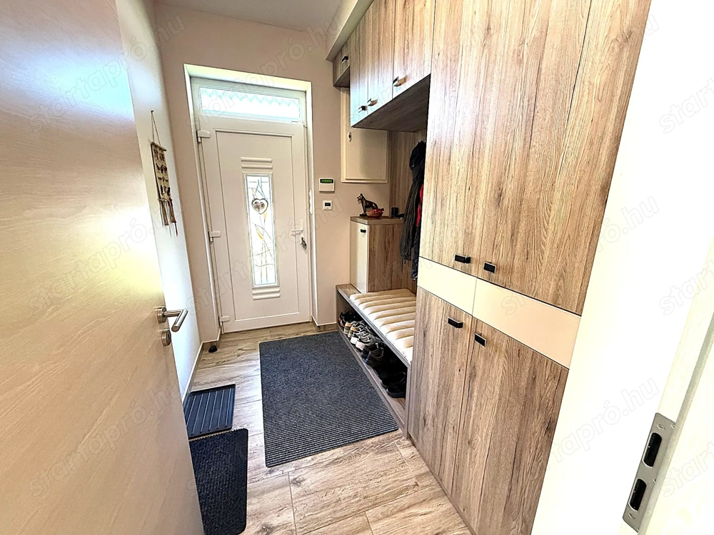 Teljesen energiafüggetlen családi ház 8500 m -es kerttel Oroson