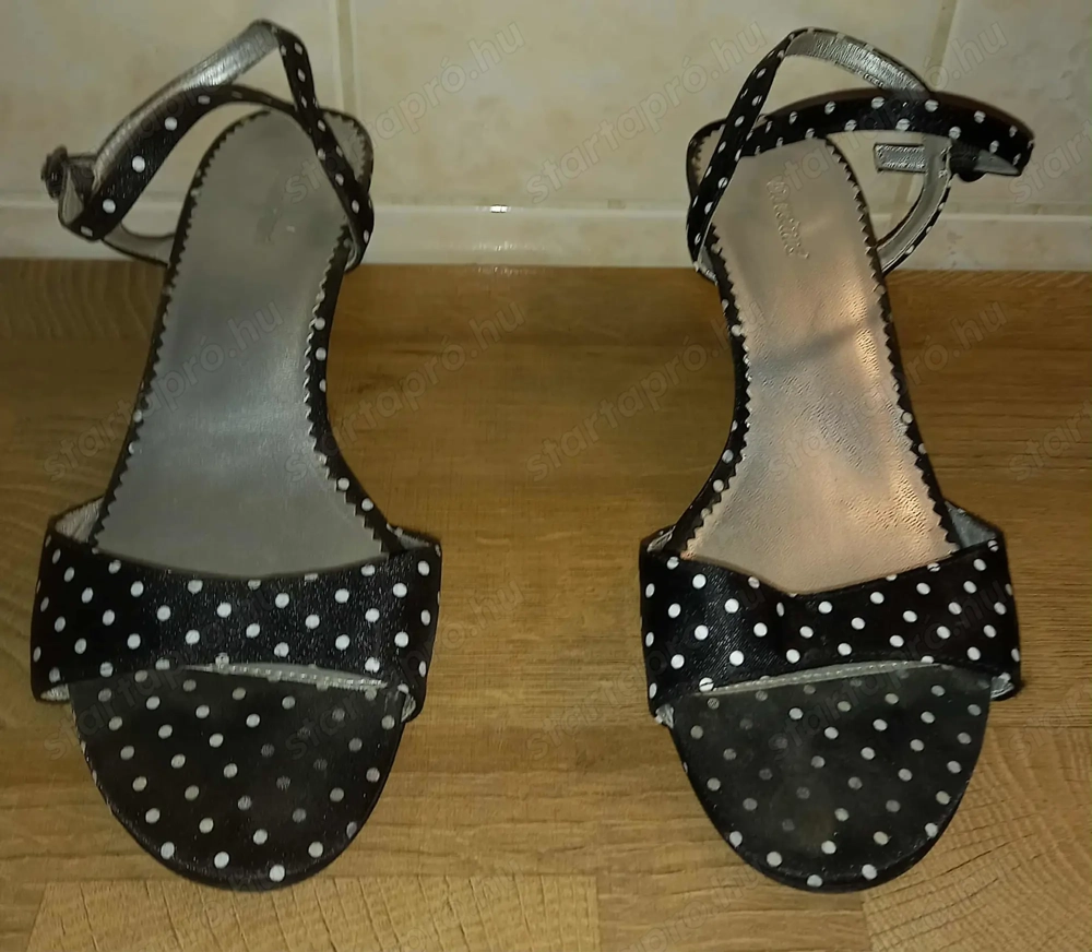 41-es fekete-fehér pöttyös szandál olcsón eladó