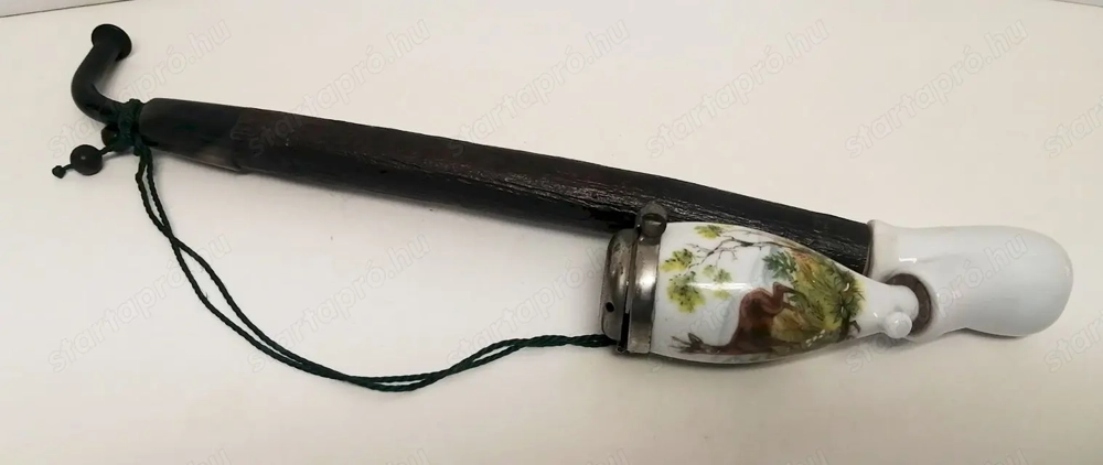 Vadas jelenetes Porcelánpipa fém fedéllel, zsinórral. Tökéletes állapotban