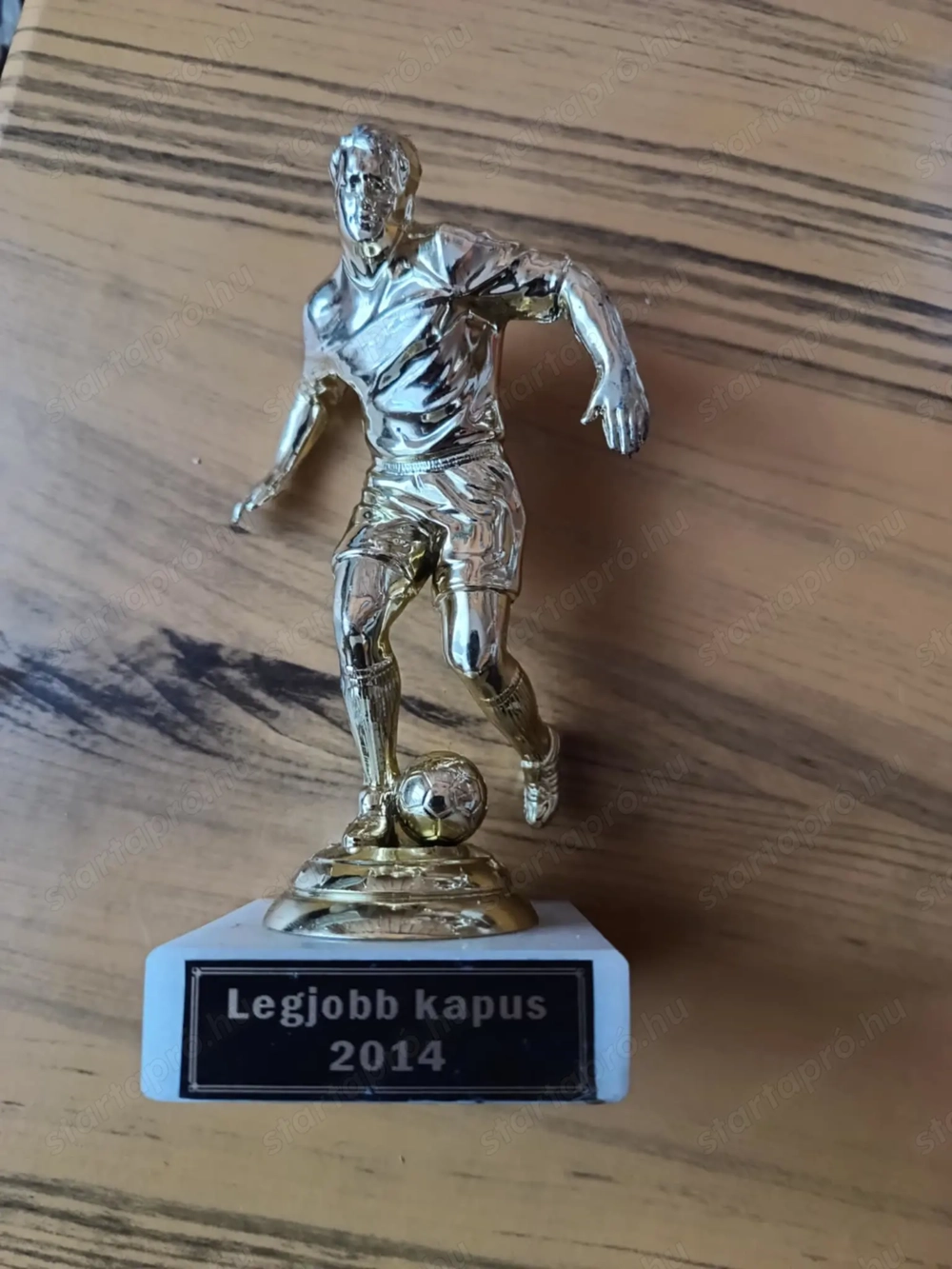 Eladó focis kitüntetések.
