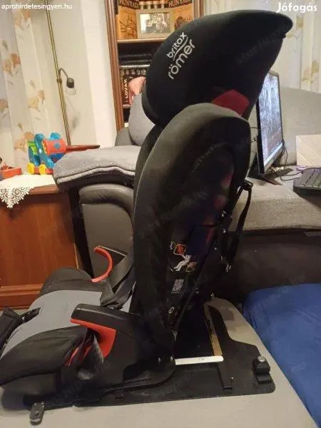 Eladó.Rehabilitációs gyerekülés,gombnyomással fordul ki,és új övterelö.