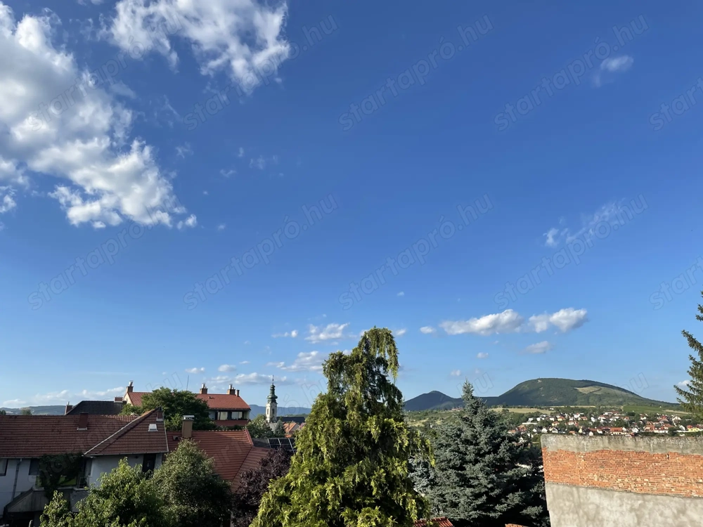 Kiváló ár érték arányú belváros közeli, szinte családi ház tudású lakás