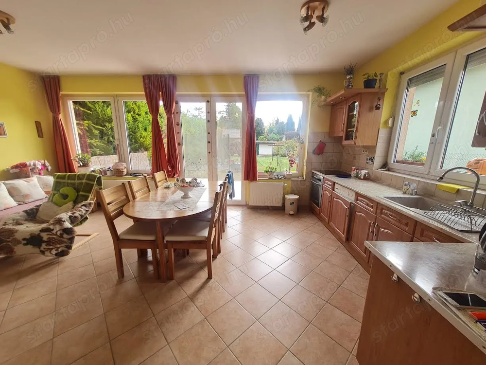 Csillaghegy Duna felőli oldalán 5 szobás családi ház eladó!