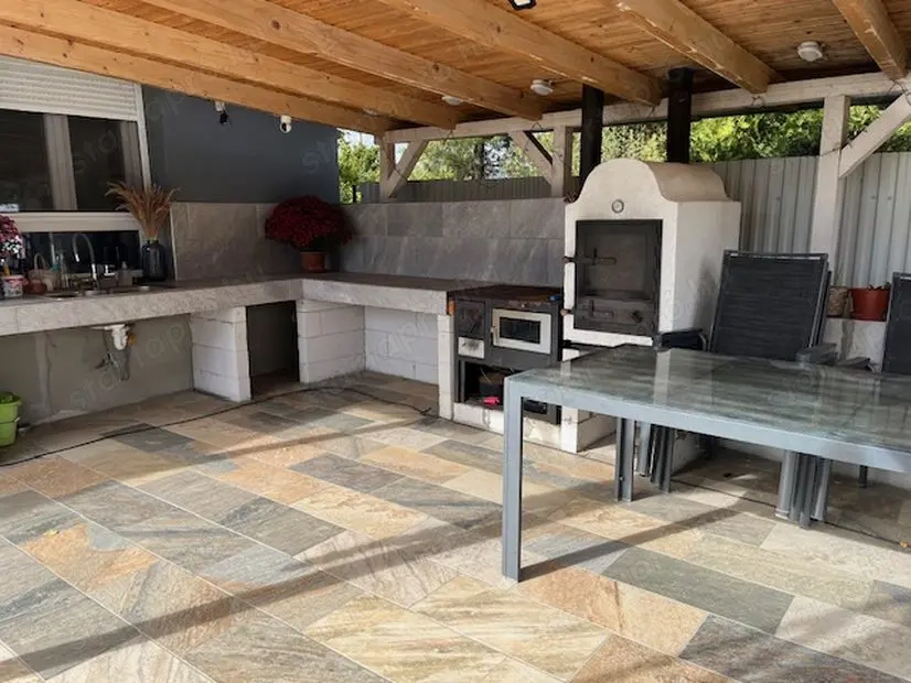 Taksonyban központhoz közel 2 generációs 180nm lakóterű családiház fűtött dézsafürdővel 