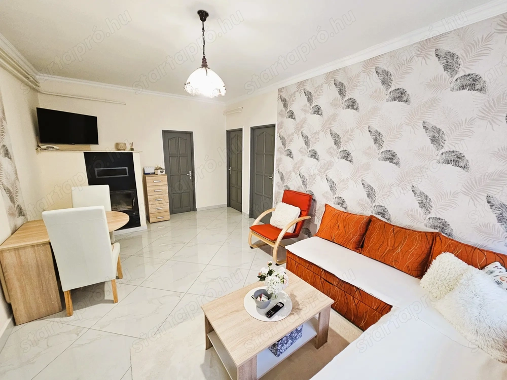 Kiskunhalas   felújított, 2 lakrészes családi ház eladó!