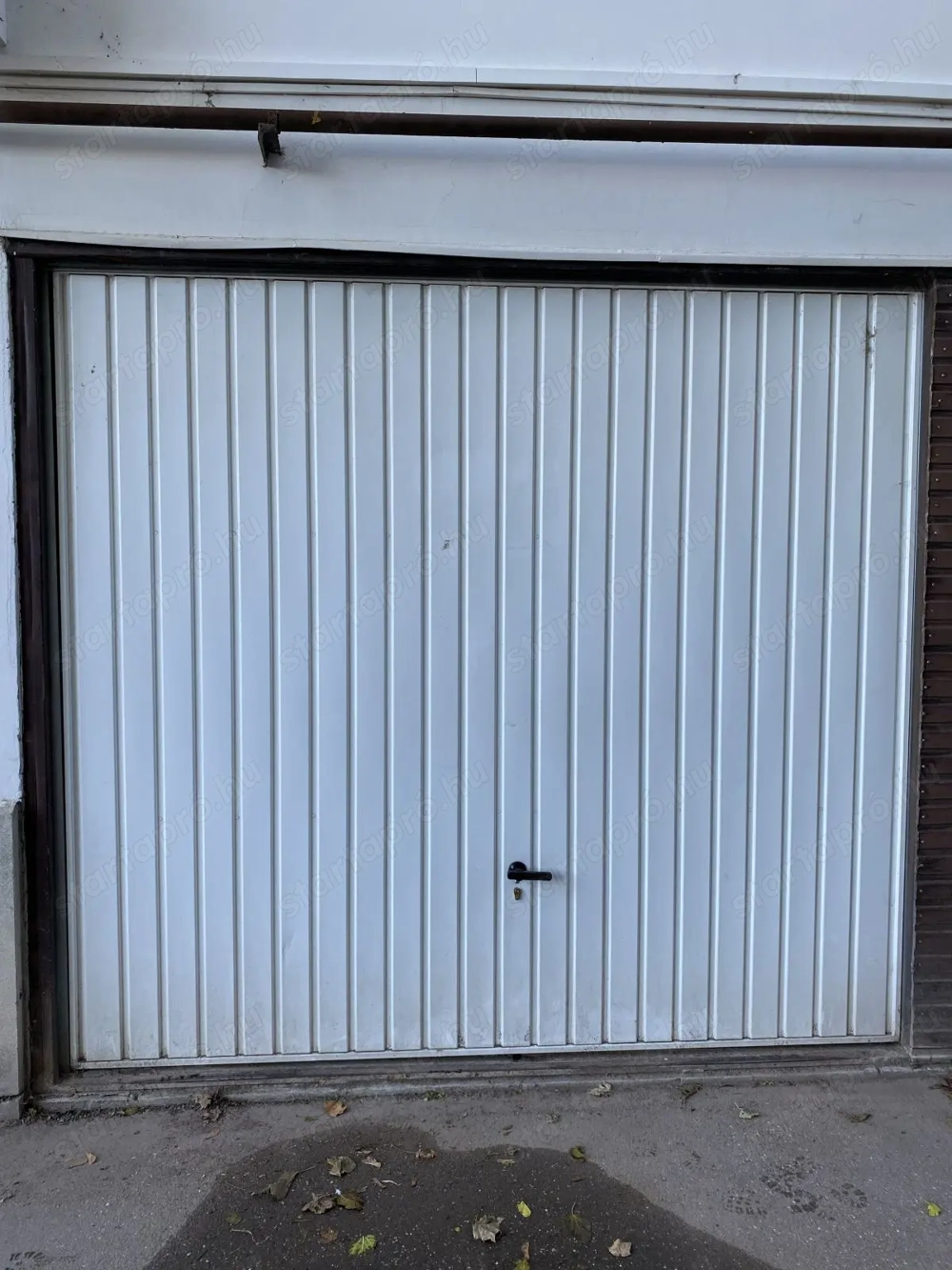 Kiskunhalas szívében eladó 15 m2 garázs!