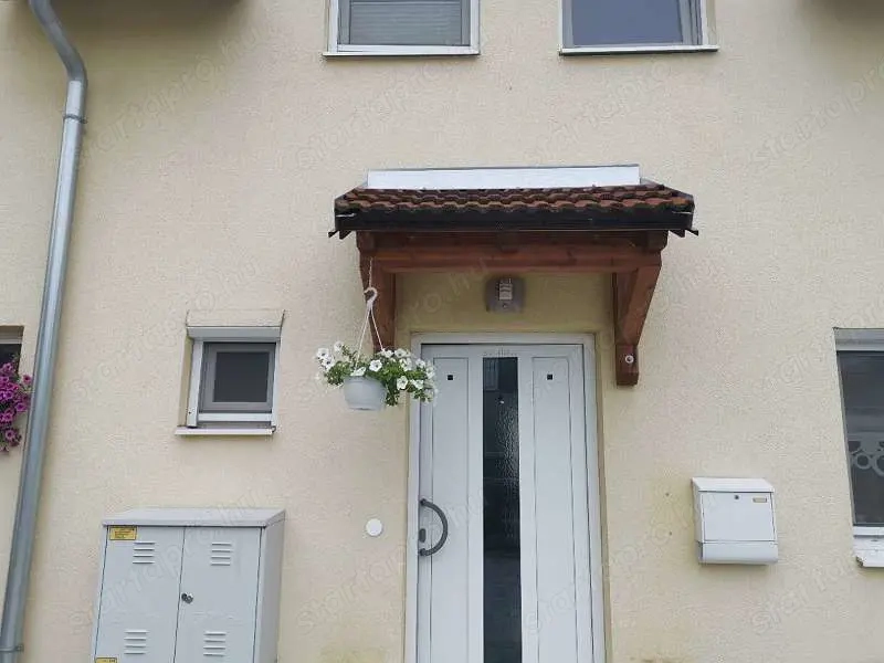 Tömörfa bejárati előtető eladó   cserépfedéssel, masszív kivitel