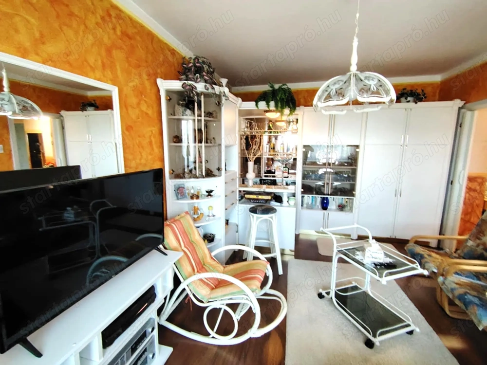 Palotavárosban, 4 szintes épületben, 2 szobás lakás eladó!