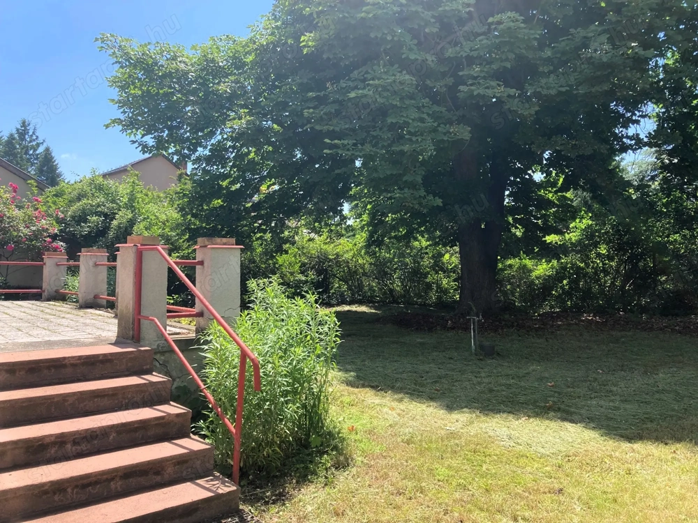 Balassagyarmat belvárosában polgári lakóház nagy telekkel eladó!