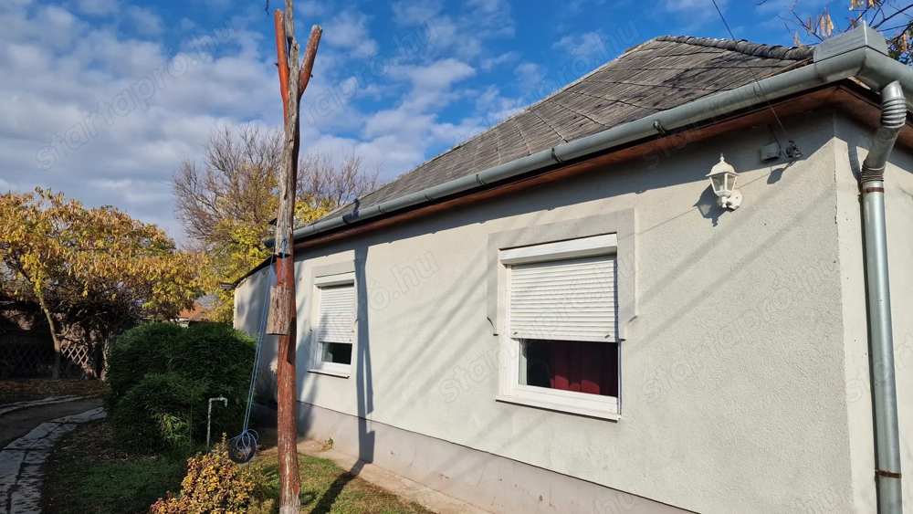 Kál központjában, csendes utcában eladó egy tehermentes,  családi ház!