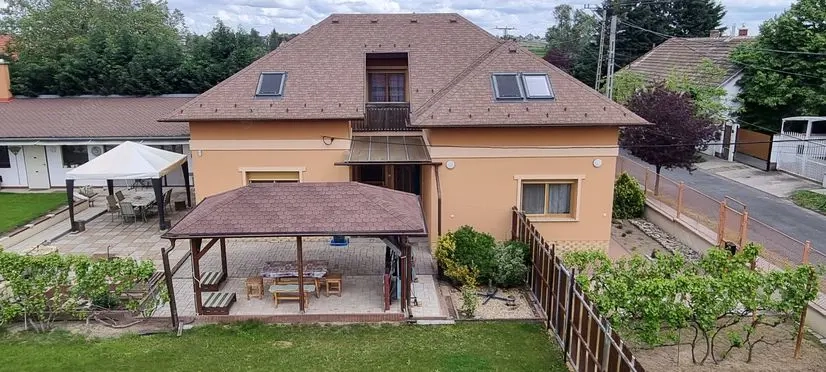 Millenium telepen 140 nm 5 szobás felújított családiház épített úszómedencével