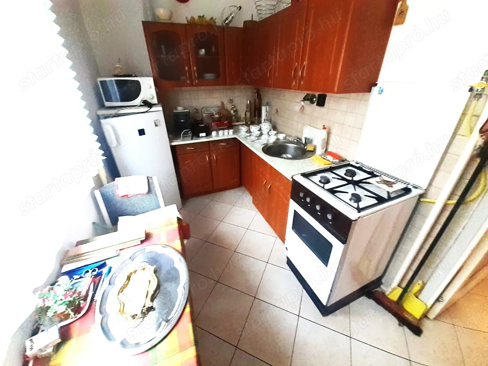 Palotavárosban közel a belvároshoz Sütő utcában Petőfi ligetre néző 4 emeletes épületben 3+1 szobás 