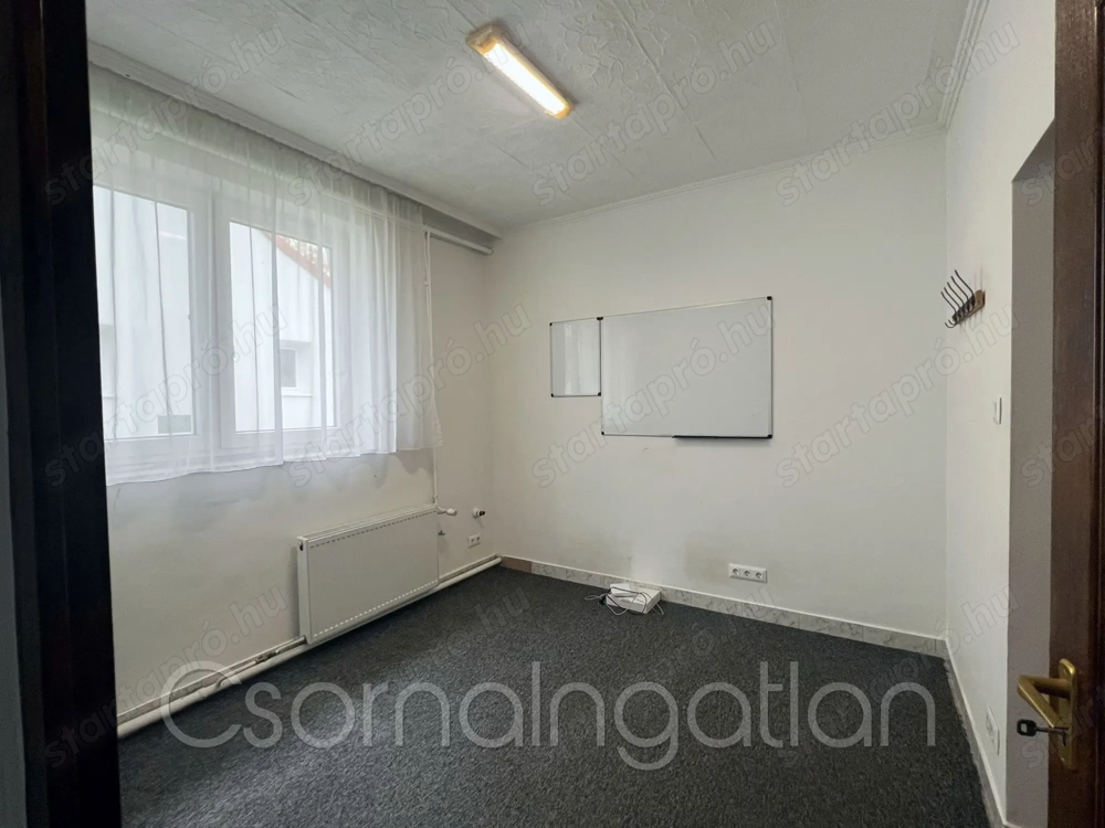 Kóny - központban kiadó garzon