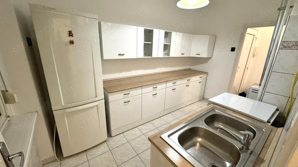 Belvárosban 51 nm-es, 2 szobás, 2. emeleti, erkélyes, tégla építésű, azonnal költözhető lakás eladó!